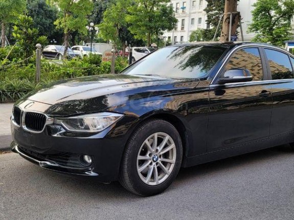 Bán BMW 320i đời 2014, màu đen mới chạy 60000km giá cạnh tranh