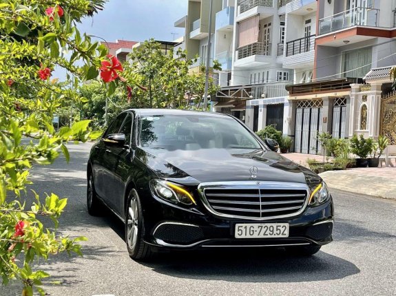 Cần bán gấp Mercedes E200 sản xuất năm 2018, màu đen  