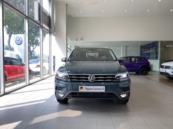 Xe Volkswagen Tiguan Luxury S 2021 màu xanh Petro, còn 1 em giao ngay hiếm có