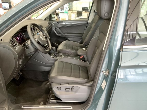 Xe Volkswagen Tiguan Luxury S 2021 màu xanh Petro, còn 1 em giao ngay hiếm có