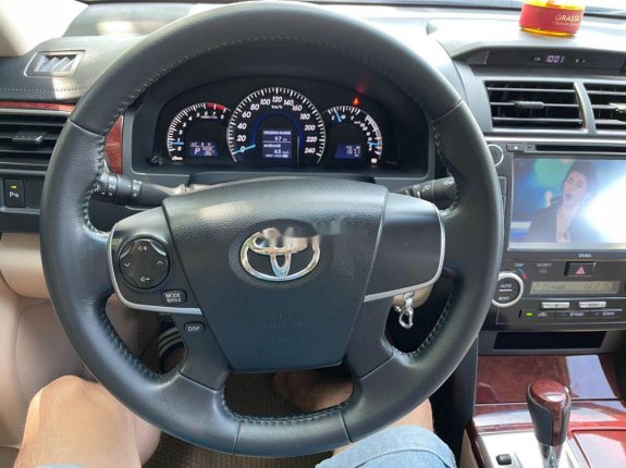 Bán Toyota Camry 2.0E năm 2014, màu bạc như mới
