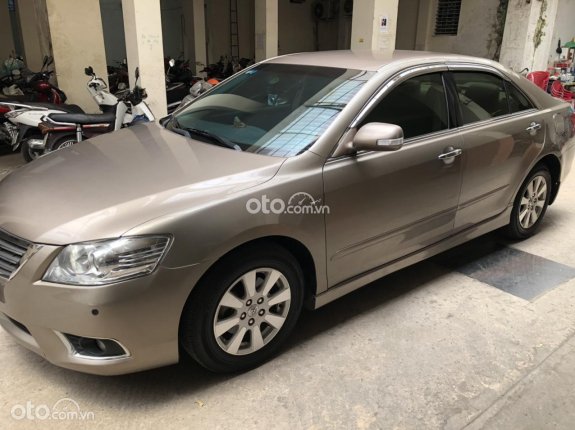 Cần bán Toyota Camry đời 2008, màu vàng cát, còn mới, chủ xe đi rất giữ gìn