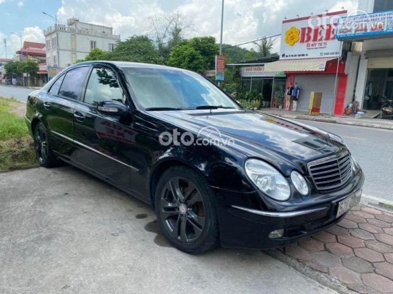 Cần bán Mercedes E240 năm 2002, màu đen