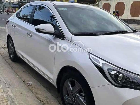 Cần bán gấp Hyundai Accent sản xuất năm 2021, màu trắng còn mới