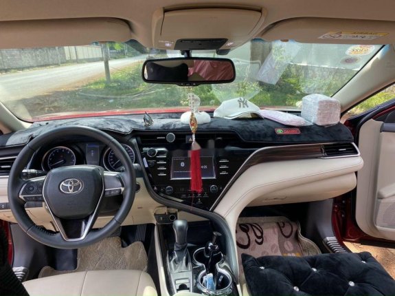 Xe Toyota Camry năm sản xuất 2019, màu đỏ
