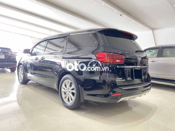 Cần bán xe Kia Sedona 2.2AT năm sản xuất 2019, màu đen, giá tốt