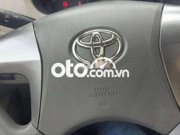Cần bán Toyota Innova đời 2014, màu bạc  