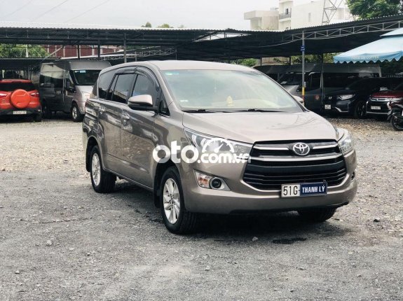 Bán Toyota Innova G đời 2018, màu ghi vàng