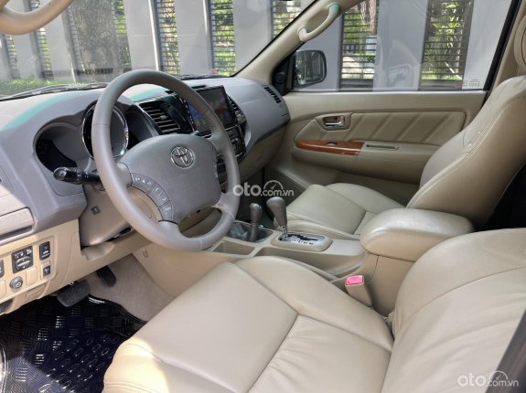 Toyota Fortuner 2.7 tự động hai cầu 4WD model 2011 - màu đen ánh kim