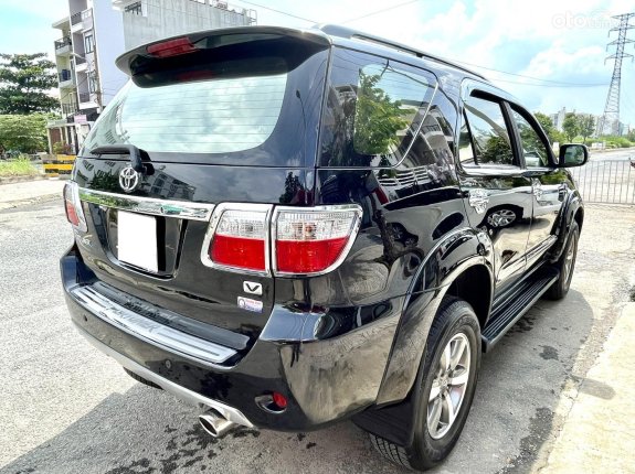 Toyota Fortuner 2.7 tự động hai cầu 4WD model 2011 - màu đen ánh kim