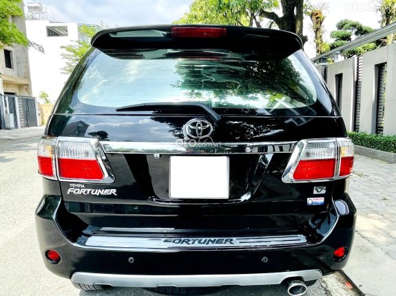 Toyota Fortuner 2.7 tự động hai cầu 4WD model 2011 - màu đen ánh kim