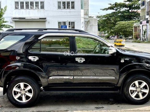 Toyota Fortuner 2.7 tự động hai cầu 4WD model 2011 - màu đen ánh kim