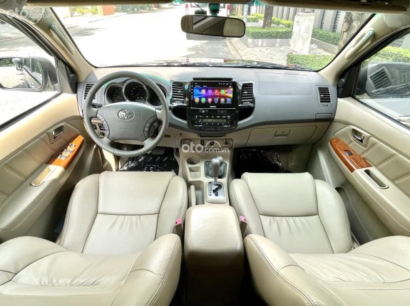 Toyota Fortuner 2.7 tự động hai cầu 4WD model 2011 - màu đen ánh kim