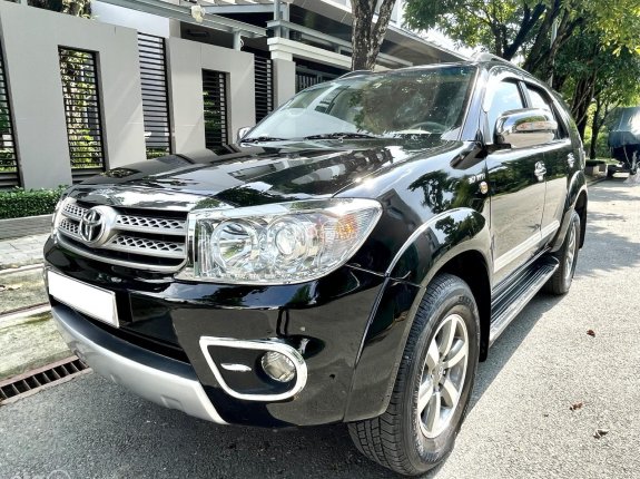 Toyota Fortuner 2.7 tự động hai cầu 4WD model 2011 - màu đen ánh kim