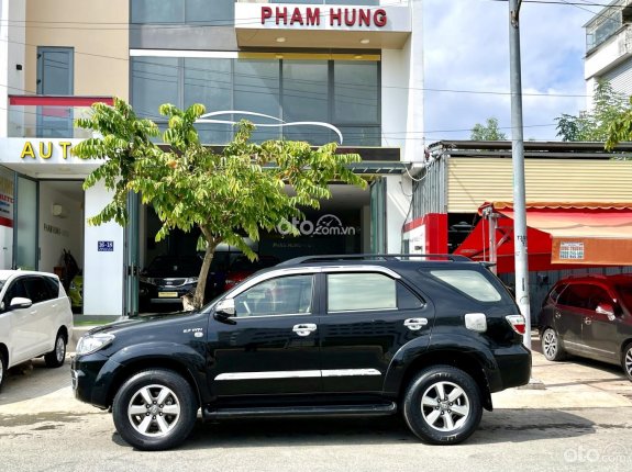 Toyota Fortuner 2.7 tự động hai cầu 4WD model 2011 - màu đen ánh kim