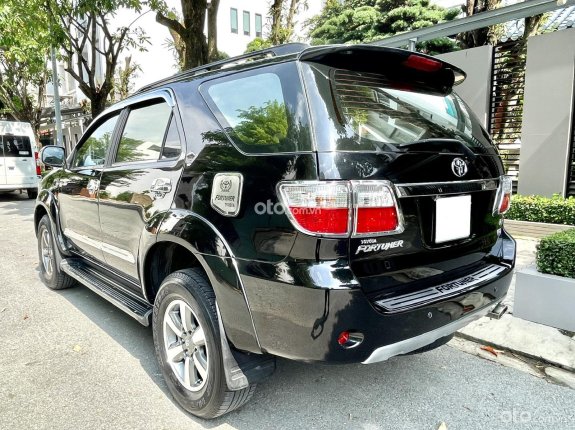 Toyota Fortuner 2.7 tự động hai cầu 4WD model 2011 - màu đen ánh kim