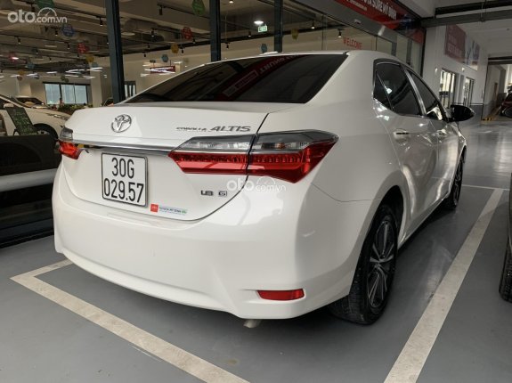 Bán ô tô Toyota Corolla Altis 1.8AT sx 2019 màu trắng ngọc trai cực đẹp