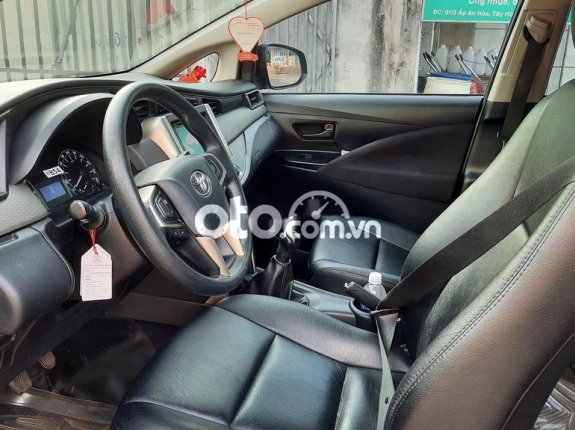 Bán xe Toyota Innova sản xuất 2018, màu đen, 520tr