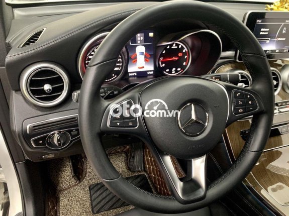 Bán Mercedes GLC 250 đời 2019, màu trắng còn mới