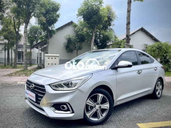Bán ô tô Hyundai Accent 1.4 AT năm 2018, màu bạc xe gia đình