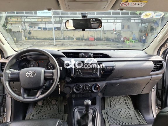 Cần bán gấp Toyota Hilux 4x2 MT đời 2019, màu bạc, nhập khẩu số sàn