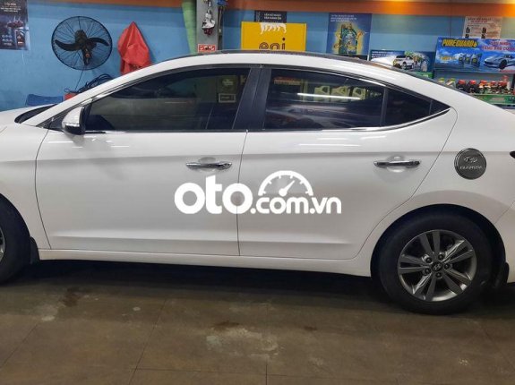 Cần bán Hyundai Elantra 1.6 AT 2018, màu trắng, nhập khẩu nguyên chiếc
