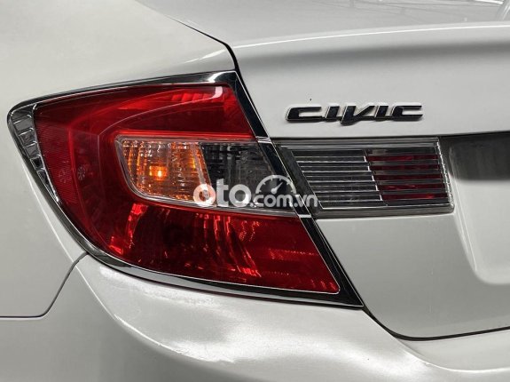 Cần bán gấp Honda Civic 1.8AT đời 2015, màu trắng chính chủ
