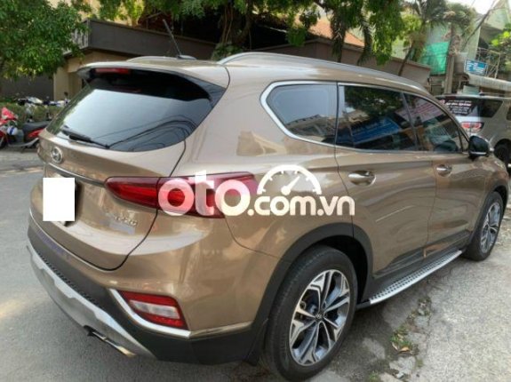 Cần bán xe Hyundai Santa Fe sản xuất 2019, màu nâu xe gia đình