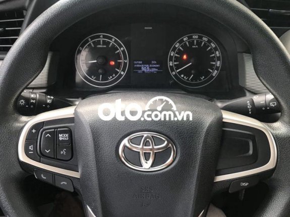 Cần bán lại xe Toyota Innova 2.0E đời 2018, màu bạc xe gia đình, giá tốt