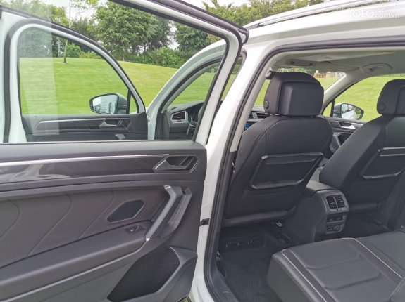 Volkswagen Tiguan Elegance 2021 - Màu trắng Châu Âu tuyệt đẹp, sẵn giao ngay 2.0 Turbo SUV 7 chỗ gầm cao cho gia đình, dẫn động 2 cầu
