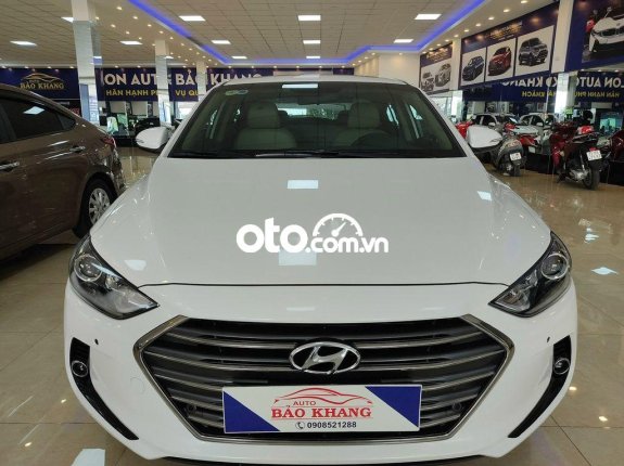 Bán Hyundai Elantra 2.0 AT đời 2018, màu trắng như mới, 560 triệu