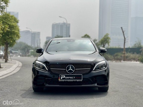 Cần bán Mercedes C300 AMG sản xuất 2019, bản nâng cấp full option