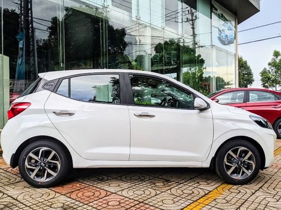 Cần bán Hyundai Grand i10 1.2 AT sản xuất năm 2021, màu trắng, giá chỉ 417 triệu
