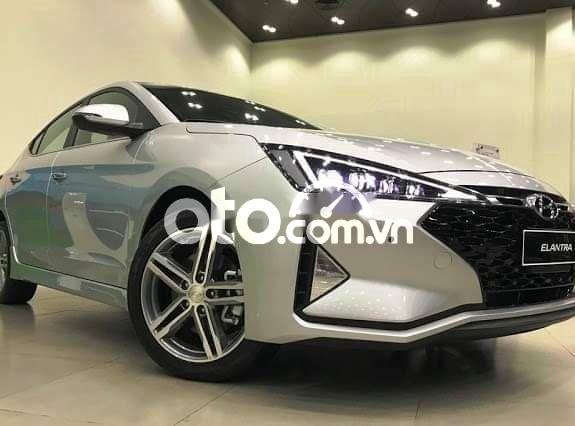 Cần bán xe Hyundai Elantra 1.6AT sản xuất 2021, màu bạc, giá tốt