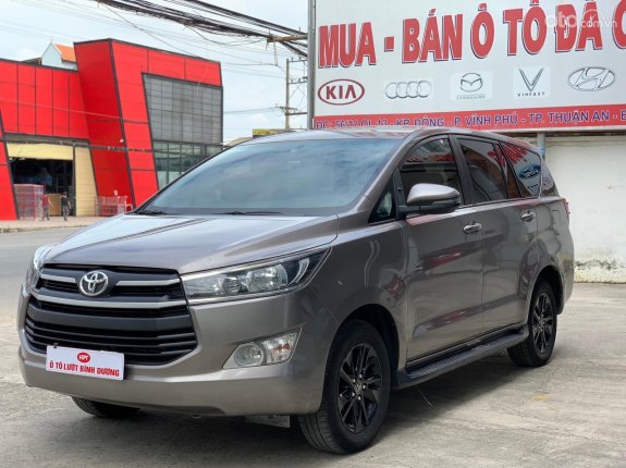 Bán ô tô Toyota Innova MT đời 2018, màu xám