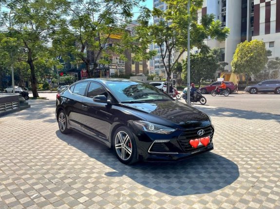 Cần bán gấp Hyundai Elantra AT năm 2018, màu đen