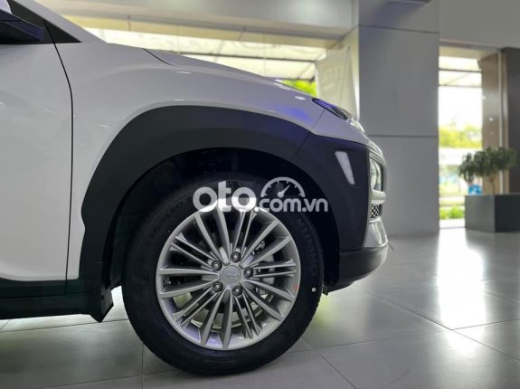 Bán Hyundai Kona AT đời 2021, màu trắng, giá 596tr