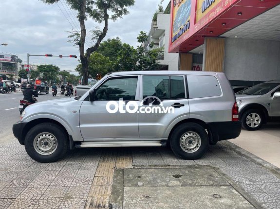 Cần bán gấp Mitsubishi Pajero MT sản xuất năm 2005, màu bạc