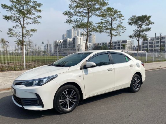 Cần bán lại xe Toyota Corolla Altis 1.8AT sản xuất năm 2018, màu trắng