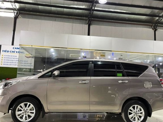 Bán Toyota Innova 2.0E MT sản xuất 2018, màu đồng ánh kim