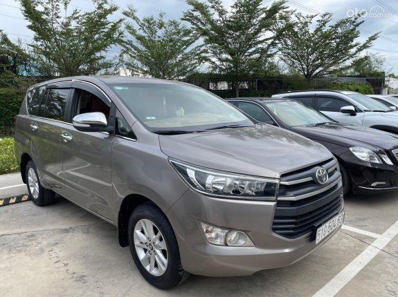 Bán Toyota Innova MT sản xuất năm 2017, màu xám, giá chỉ 485 triệu