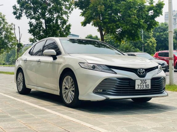 Cần bán Toyota Camry 2.5Q sản xuất 2020, màu trắng, xe nhập