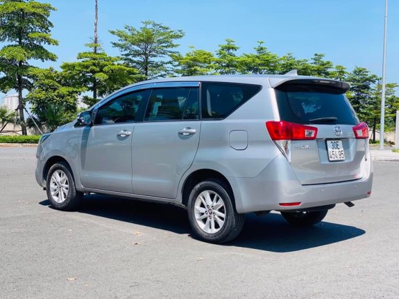 Cần bán gấp Toyota Innova 2.0E sản xuất năm 2016, màu bạc, giá tốt