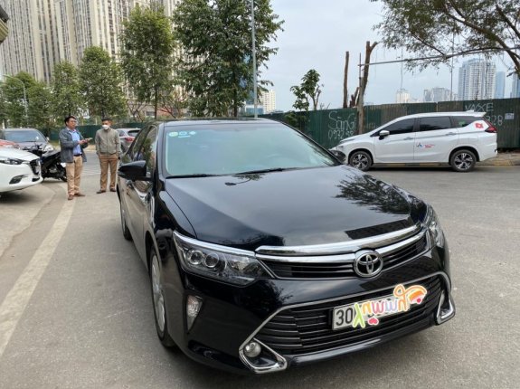 Cần bán Toyota Camry 2.0E năm sản xuất 2019, màu đen