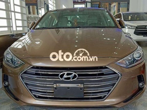 Cần bán gấp Hyundai Elantra AT năm sản xuất 2018, màu nâu, xe nhập 