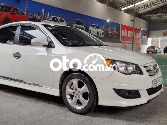 Cần bán Hyundai Avante 2.0AT sản xuất 2014, màu trắng