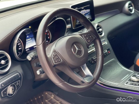 XeMercedes-Benz GLC 300 4MATIC model 2017, sản xuất 2016