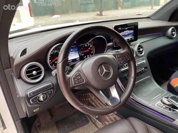 XeMercedes-Benz GLC 300 4MATIC model 2017, sản xuất 2016