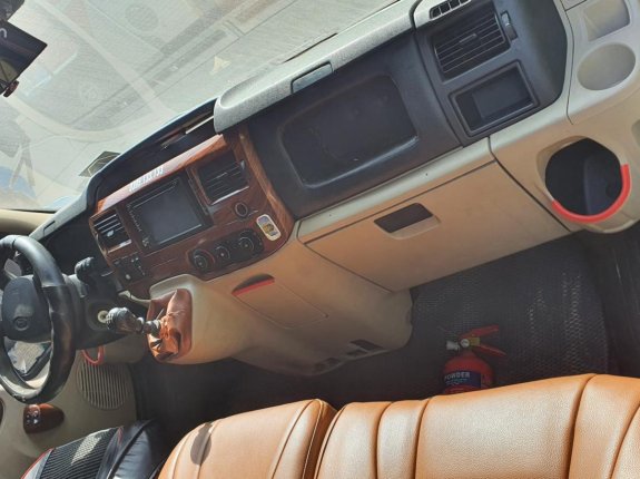 Phát mại  tài sản Ford Limousine 10 chỗ 2015
