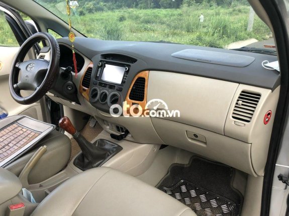 Bán xe Toyota Innova 2.0G năm sản xuất 2010, màu bạc